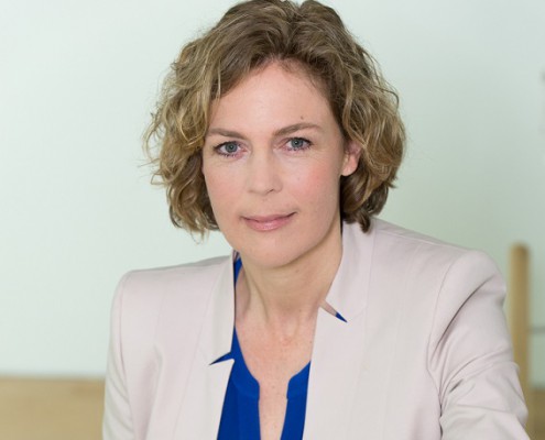Ilka Brecht moderiert Frontal 21